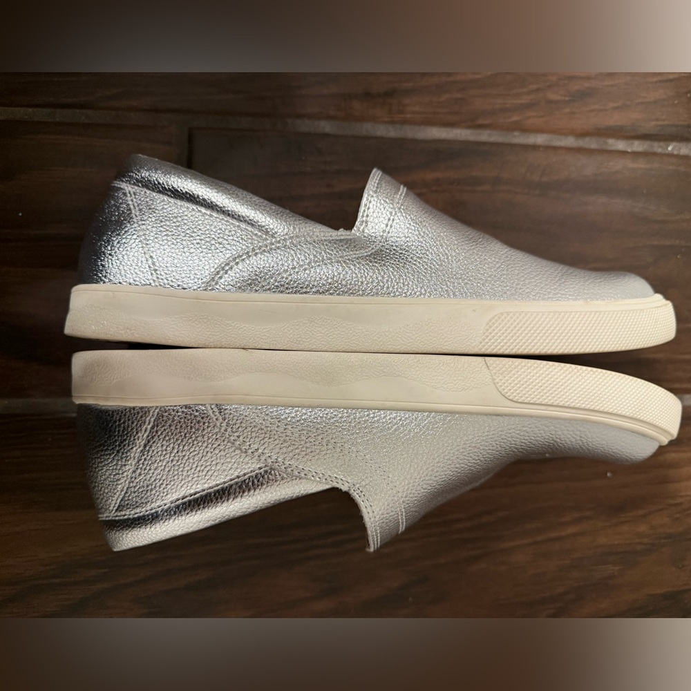 Blondo Giavana Silver Waterproof Shoes - Picture 4 of 11